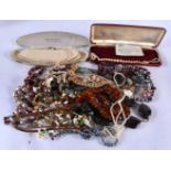 A quantity of Costume Jewellery incl 2 Simulated Pearl Necklaces (qty)