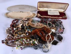 A quantity of Costume Jewellery incl 2 Simulated Pearl Necklaces (qty)