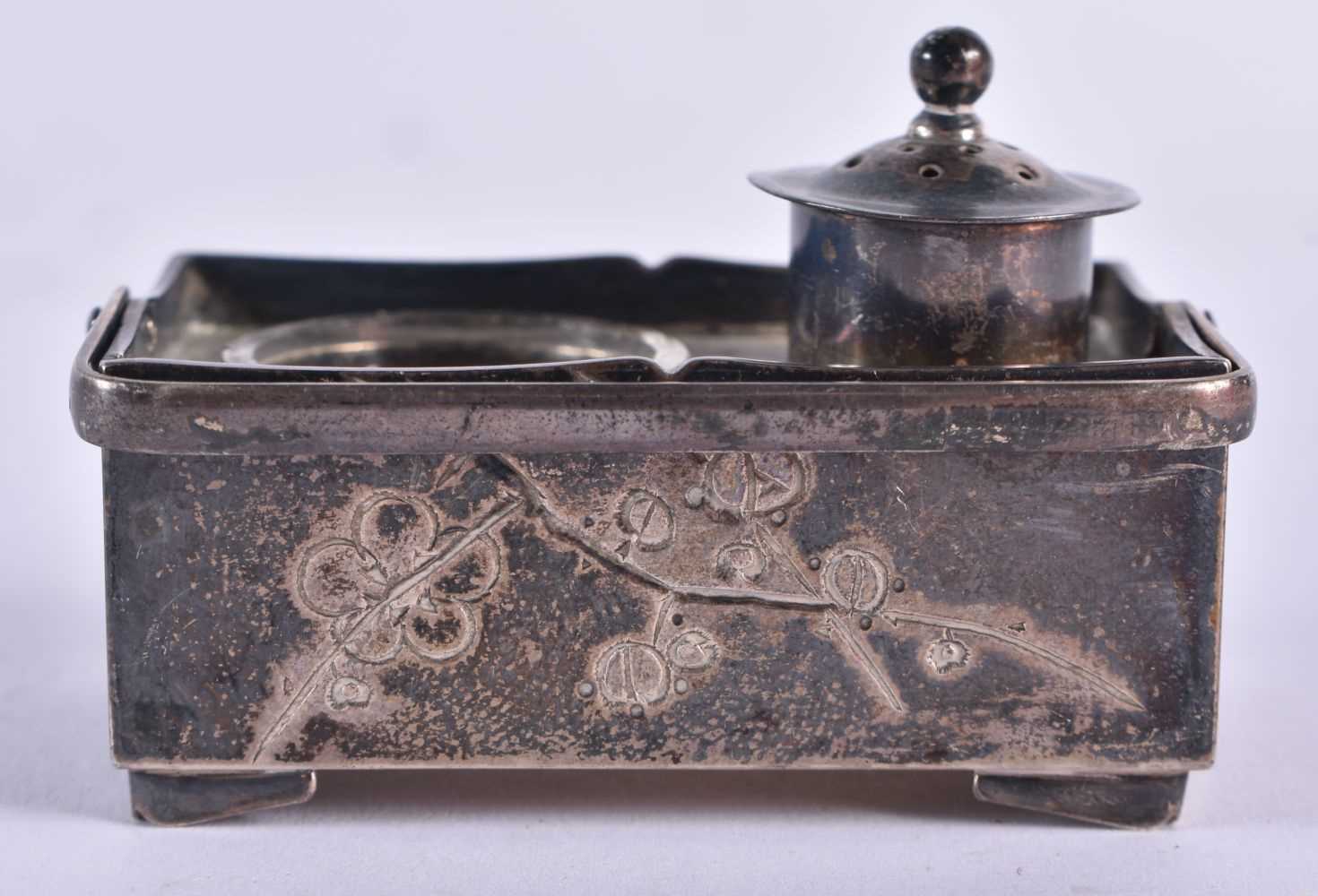 AN EARLY 20TH CENTURY JAPANESE MEIJI PERIOD SILVER CRUET. 48 grams. 5.5 cm x 3.5 cm.