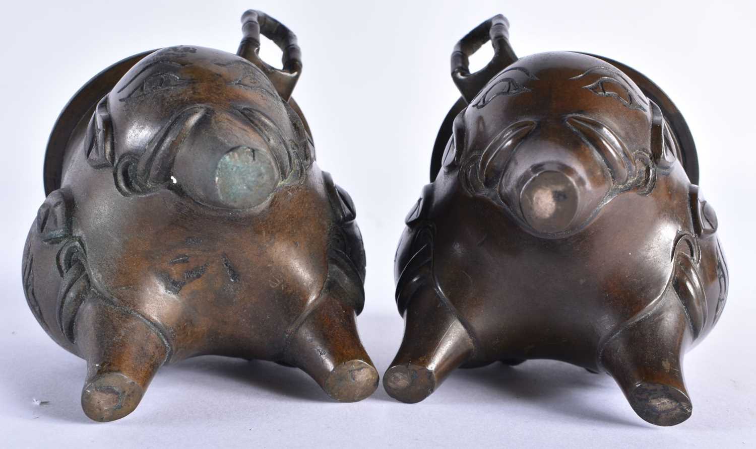 A PAIR OF LATE 19TH/20TH CENTURY JAPANESE MEIJI PERIOD BRONZE CENSERS AND COVERS formed with - Image 6 of 6