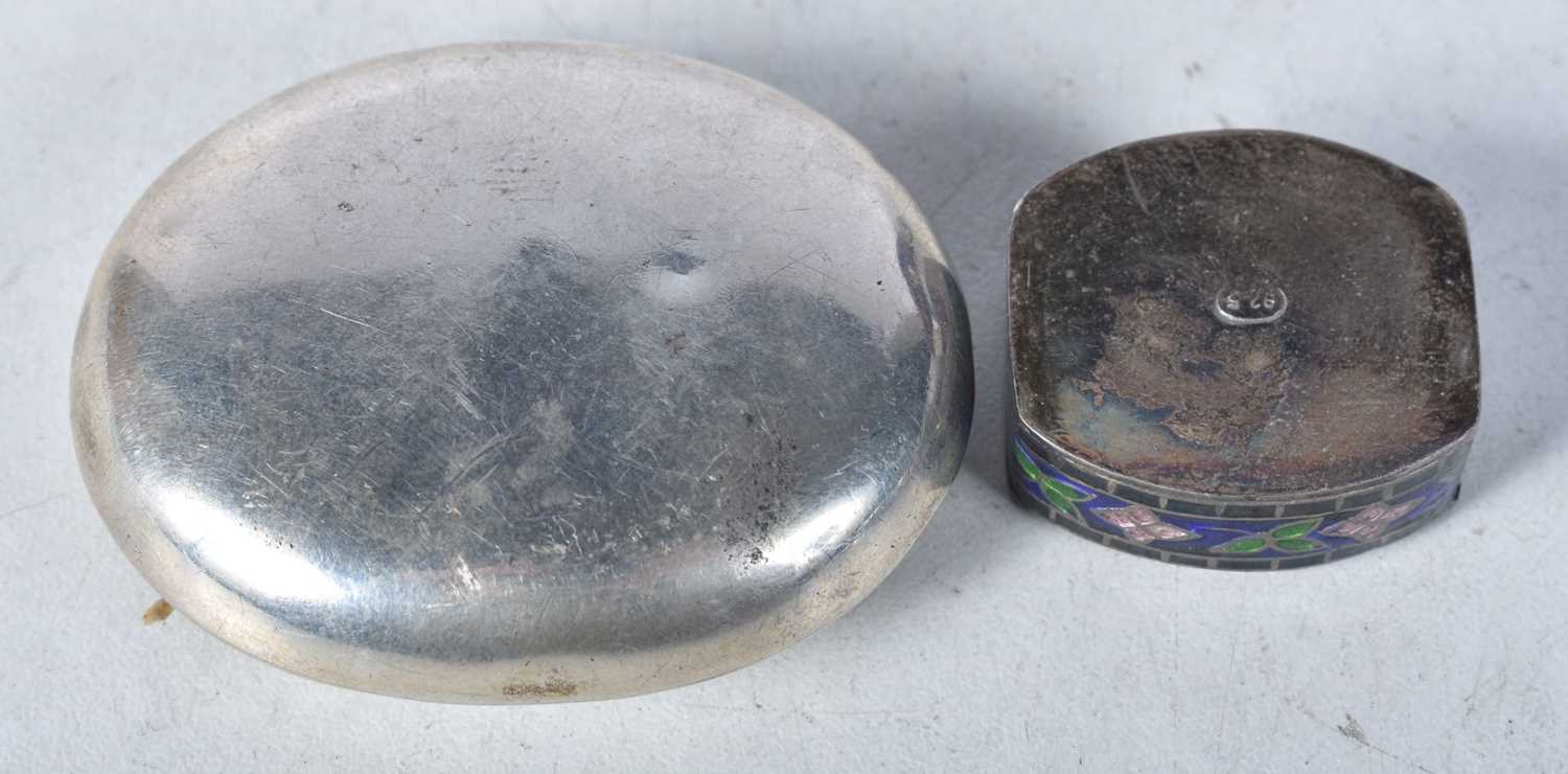 A Dutch Embossed Silver Pill Box and another Silver Enamel Pill Box stamped 925. Largest 5.1cm x 4. - Bild 2 aus 3