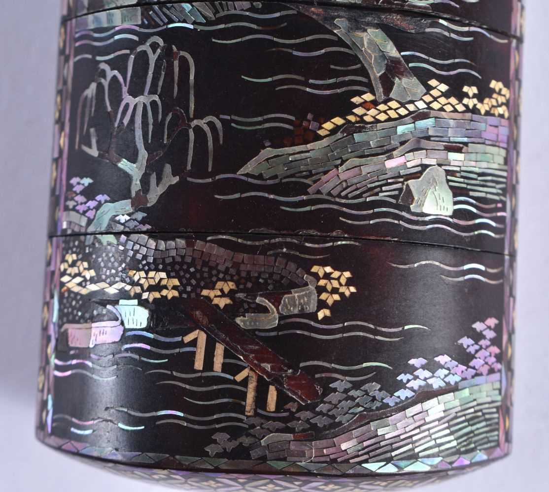 AN UNUSUAL 18TH/19TH CENTURY JAPANESE EDO PERIOD LAC BURGATE FOUR CASE INRO inlaid in mother of - Image 4 of 8