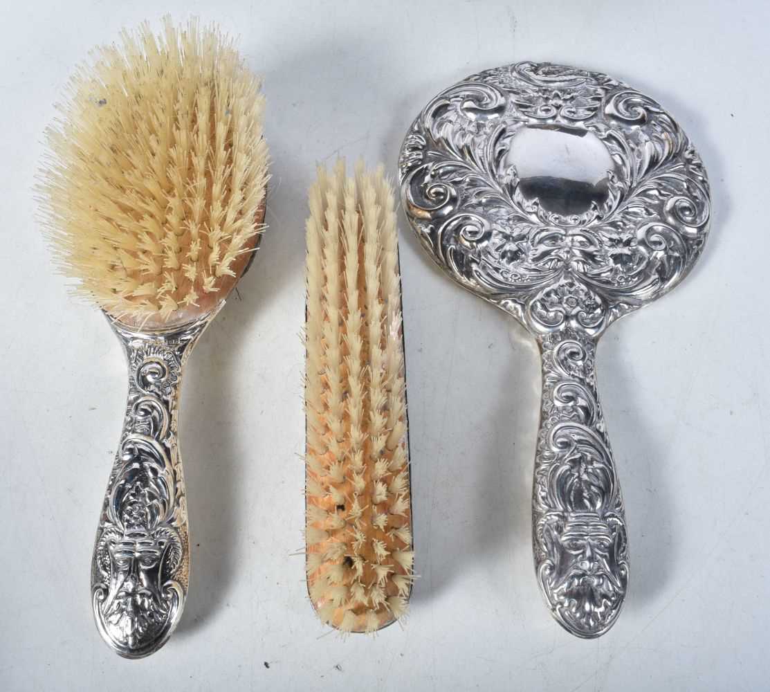 A Cased Silver Vanity Set incl Hairbrush, Mirror, Clothes Brush and Button Hook. Hallmarked - Image 3 of 6