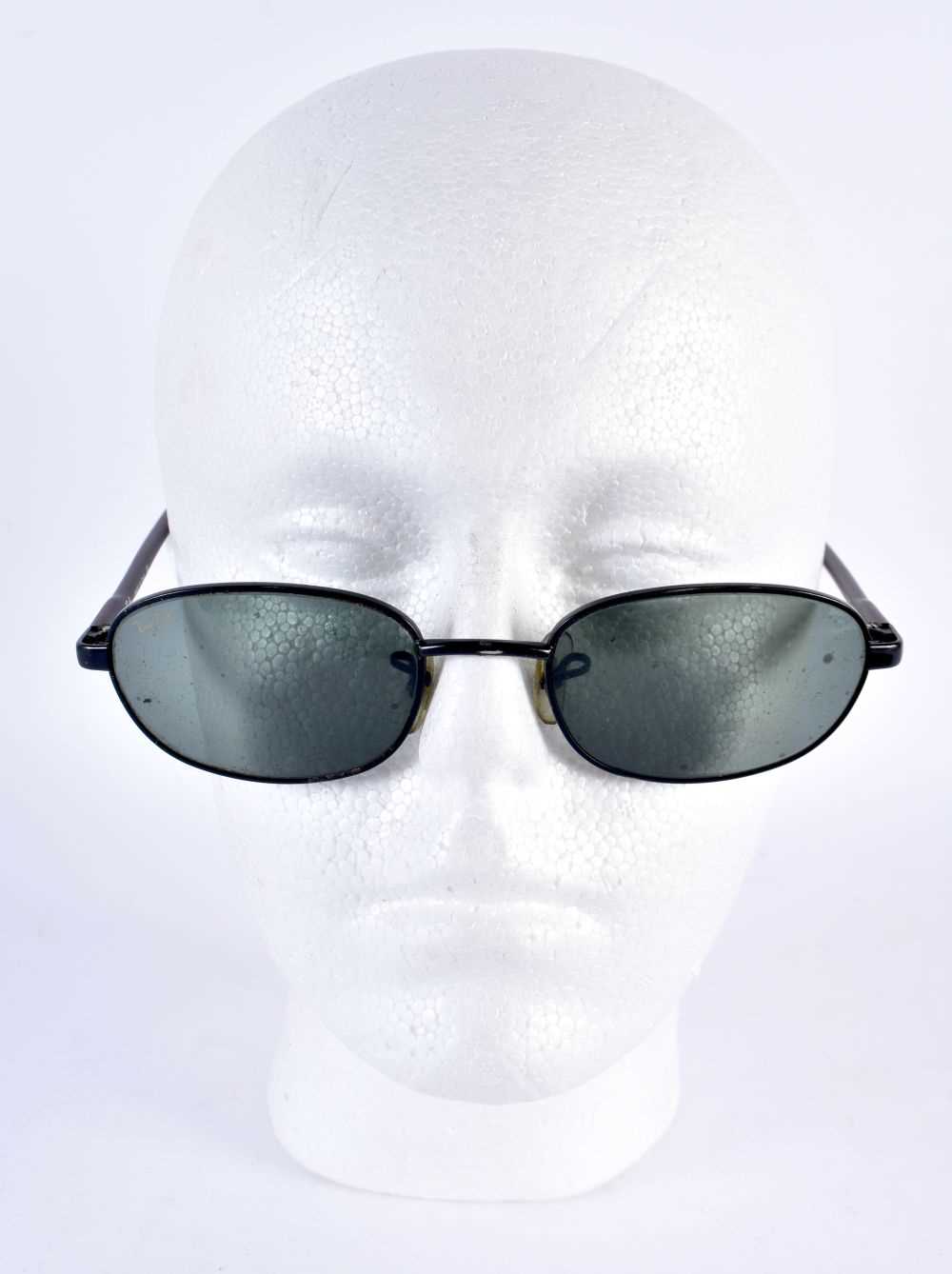 FOUR PAIRS OF RAYBAN SUNGLASSES. 15 cm wide. (4) - Bild 4 aus 9