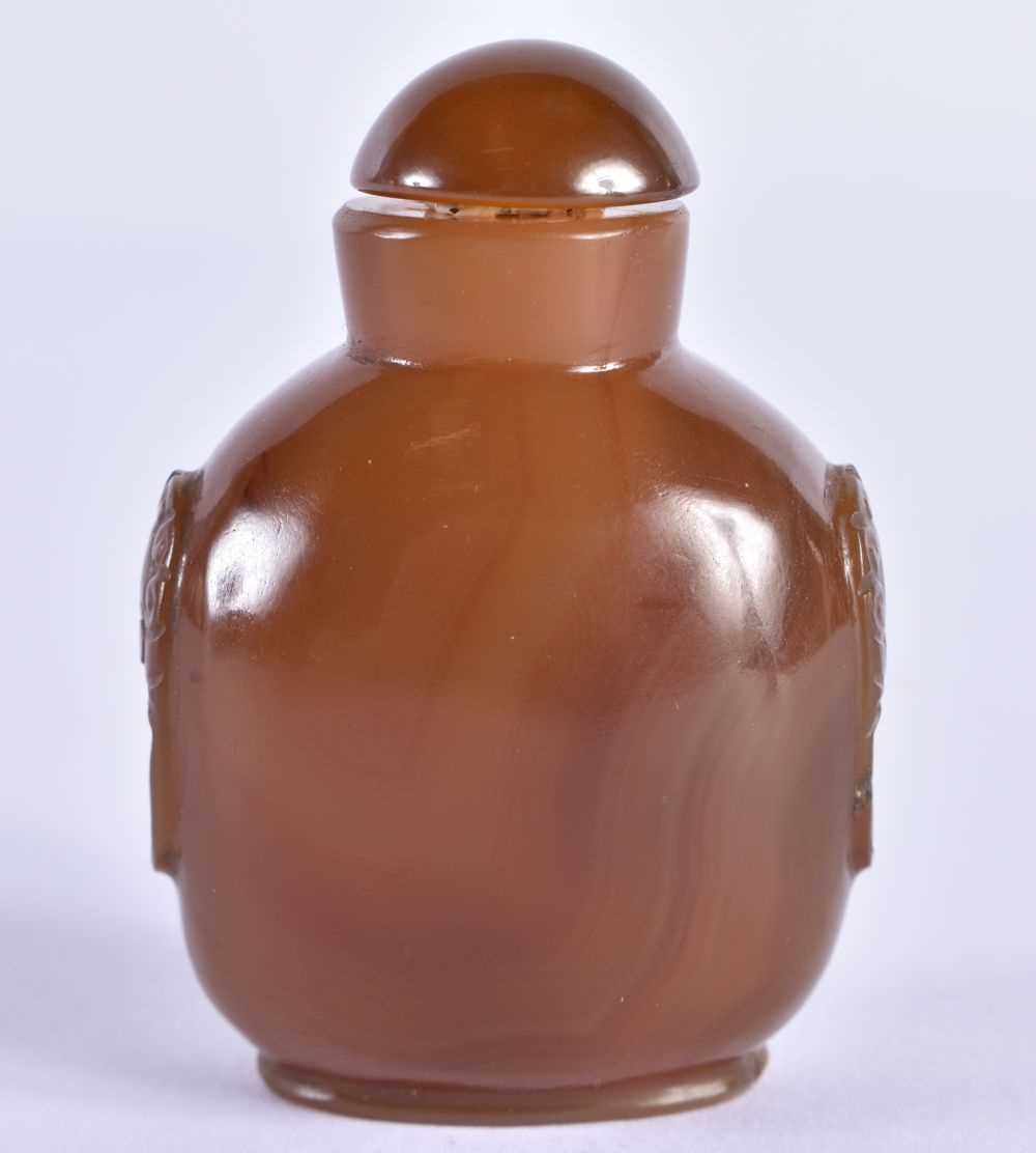 A 19TH CENTURY CHINESE CARVED AGATE SNUFF BOTTLE Qing, with agate stopper. 6 cm x 4 cm.