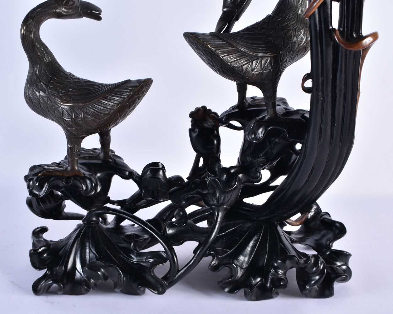 A RARE LARGE CHINESE QING DYNASTY BRONZE AND LACQUER STAND modelled as two birds, modelled upon a - Image 7 of 17