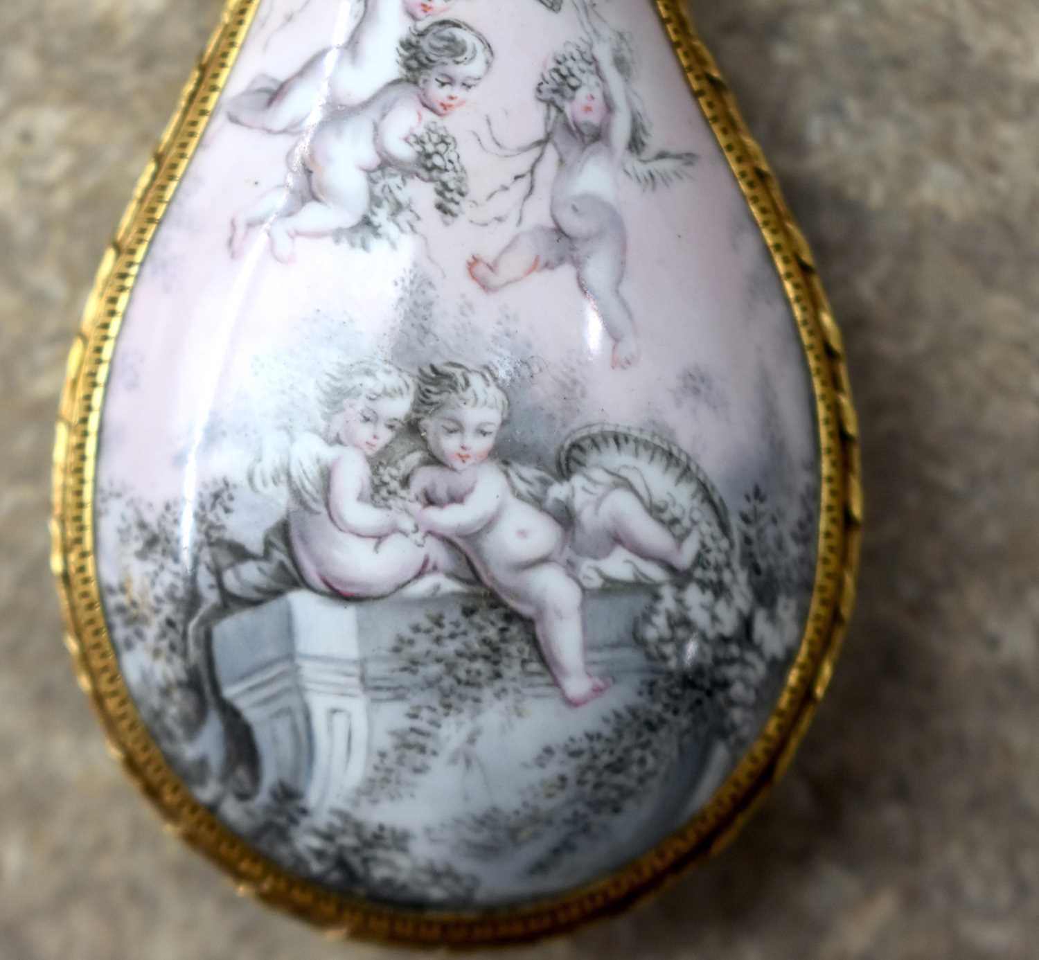 A FINE EARLY 19TH CENTURY VIENNESE ENAMEL AND ENGRAVED BRONZE SCENT BOTTLE AND STOPPER beautifully - Image 13 of 20