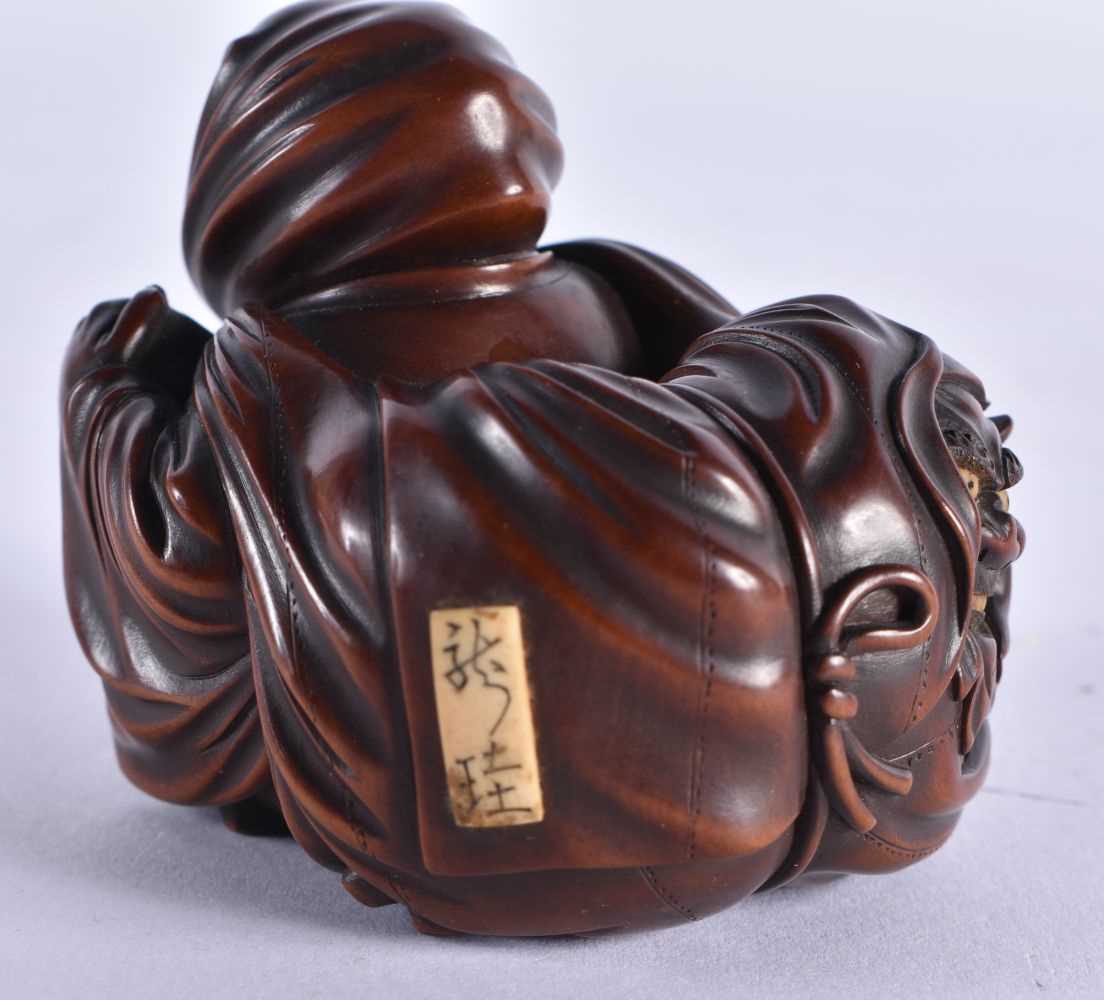 A FINE 19TH CENTURY JAPANESE CARVED BOXWOOD NETSUKE OF A SEATED MALE wonderfully carved squatting - Image 4 of 8