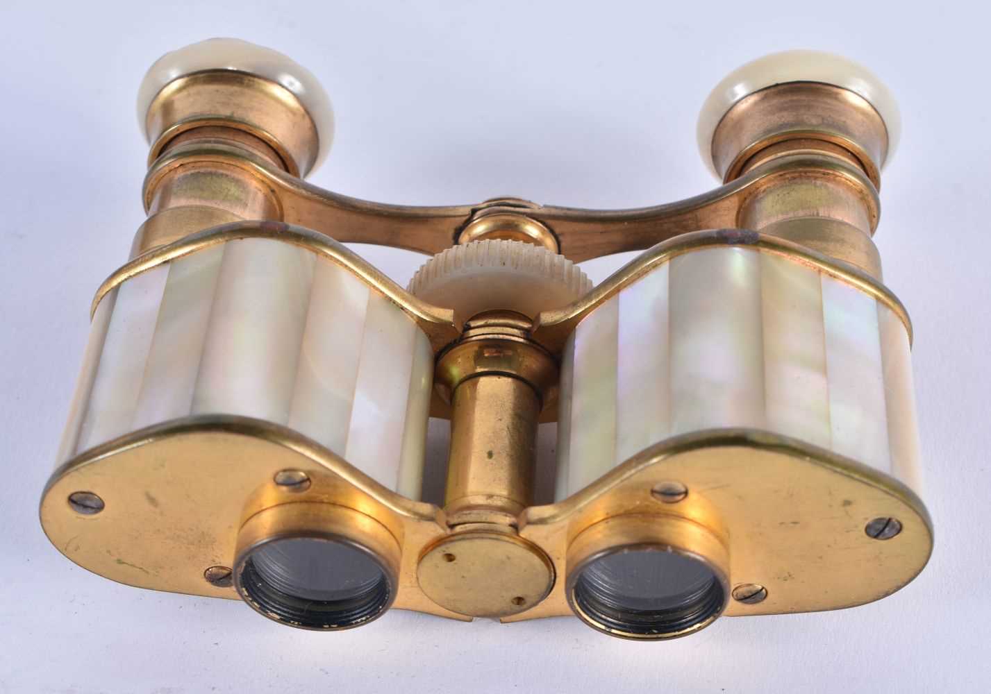 A PAIR OF MOTHER OF PEARL OPERA GLASSES. 9 cm x 8 cm extended. - Image 5 of 5