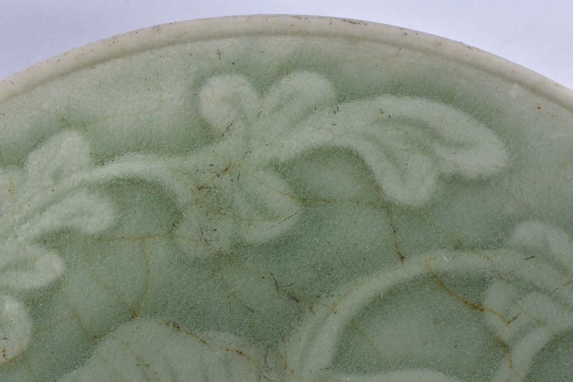 A 17TH/18TH CENTURY CHINESE LONGQUAN CELADON MOULDED DISH Late Ming. 14.5 cm diameter. - Image 3 of 4