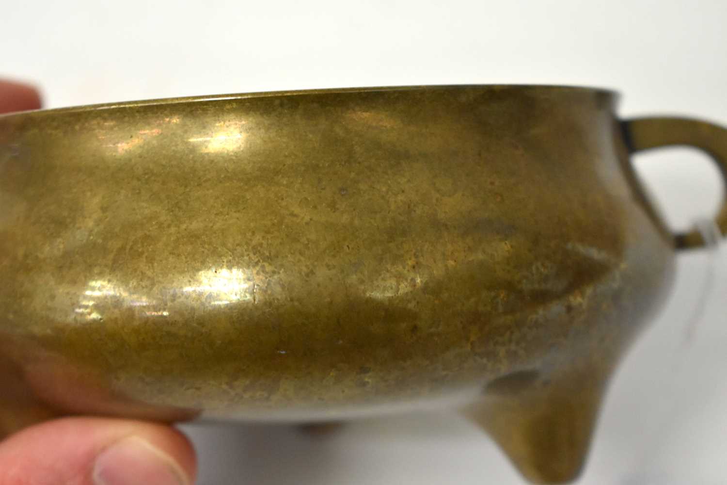 A LOVELY 18TH CENTURY CHINESE TWIN HANDLED BRONZE CENSER bearing Xuande marks to base. 1668 grams. - Image 9 of 18