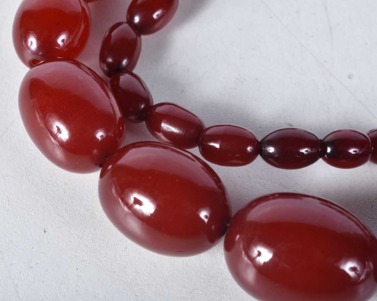 Cherry Bakelite graduated necklace. 66cm long, weight 66g, largest bead 19mm - Bild 2 aus 3