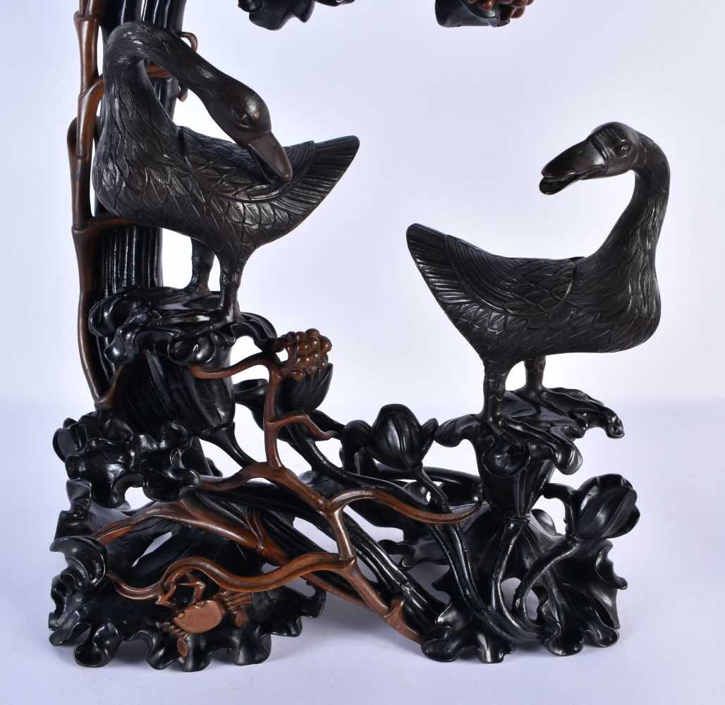 A RARE LARGE CHINESE QING DYNASTY BRONZE AND LACQUER STAND modelled as two birds, modelled upon a - Image 2 of 17