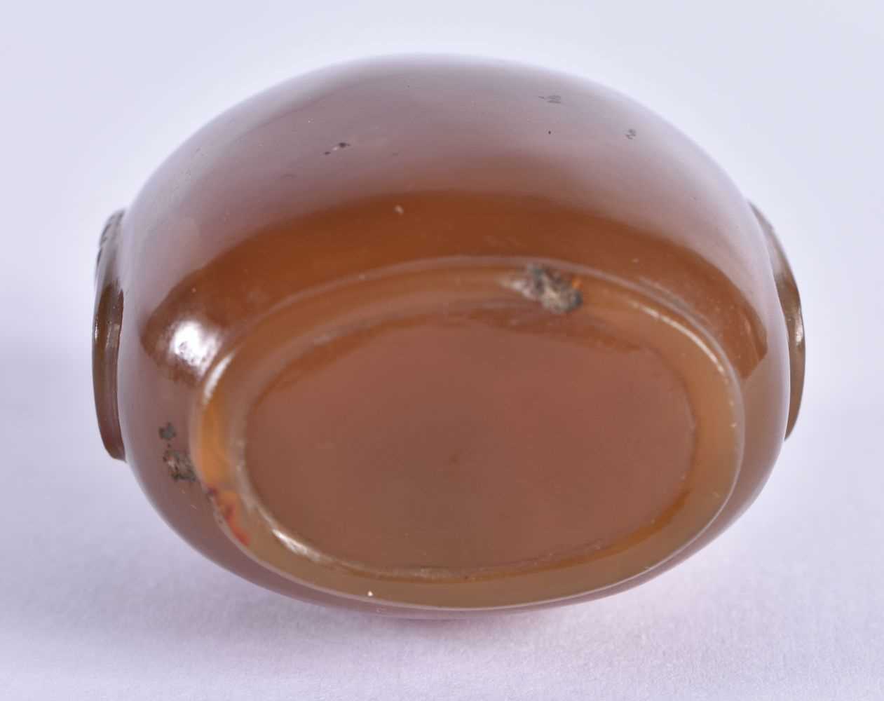 A 19TH CENTURY CHINESE CARVED AGATE SNUFF BOTTLE Qing, with agate stopper. 6 cm x 4 cm. - Image 6 of 6
