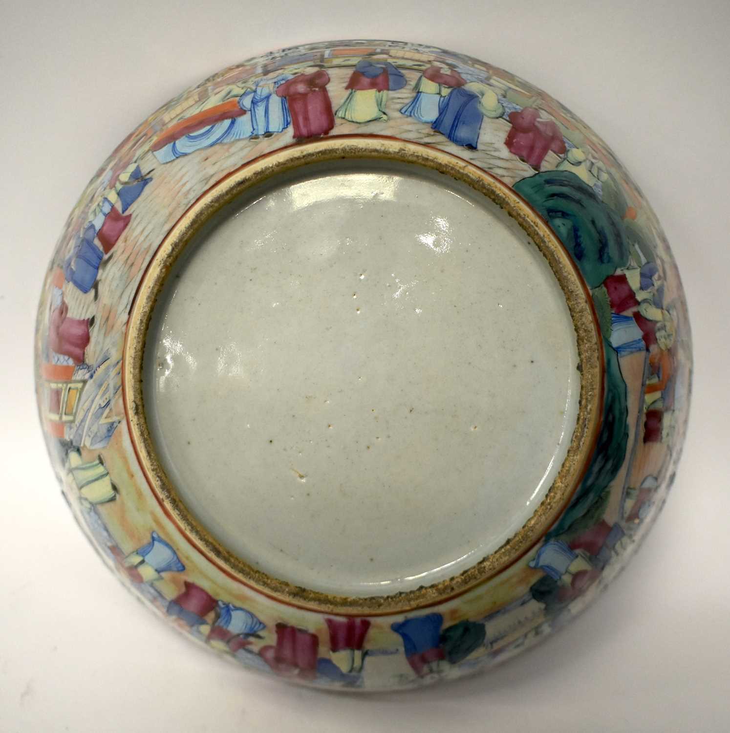 A LARGE 19TH CENTURY CHINESE CANTON FAMILLE ROSE PORCELAIN BOWL Qing. 28 cm diameter. - Image 13 of 16