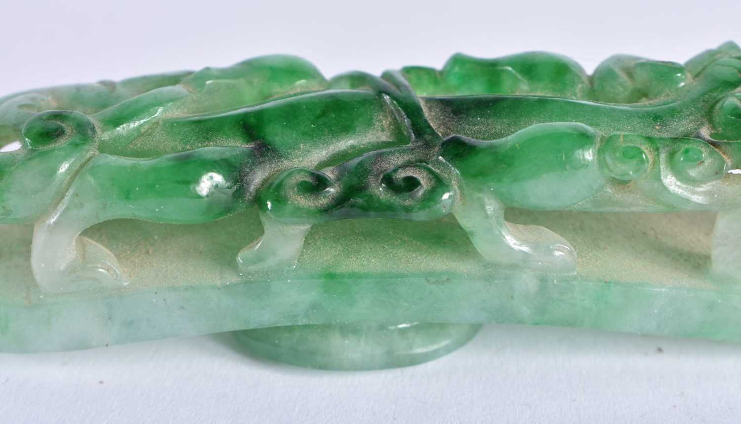 A FINE 19TH CENTURY CHINESE CARVED JADEITE BELT HOOK Qing. 10 cm long. - Image 7 of 28