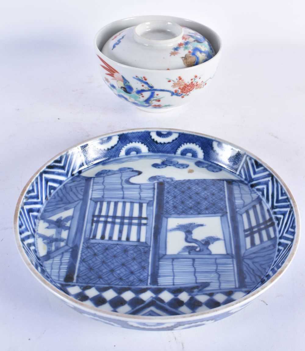 AN EARLY 18TH CENTURY JAPANESE EDO PERIOD KAKIEMON PORCELAIN BOWL AND COVER together with a C1700