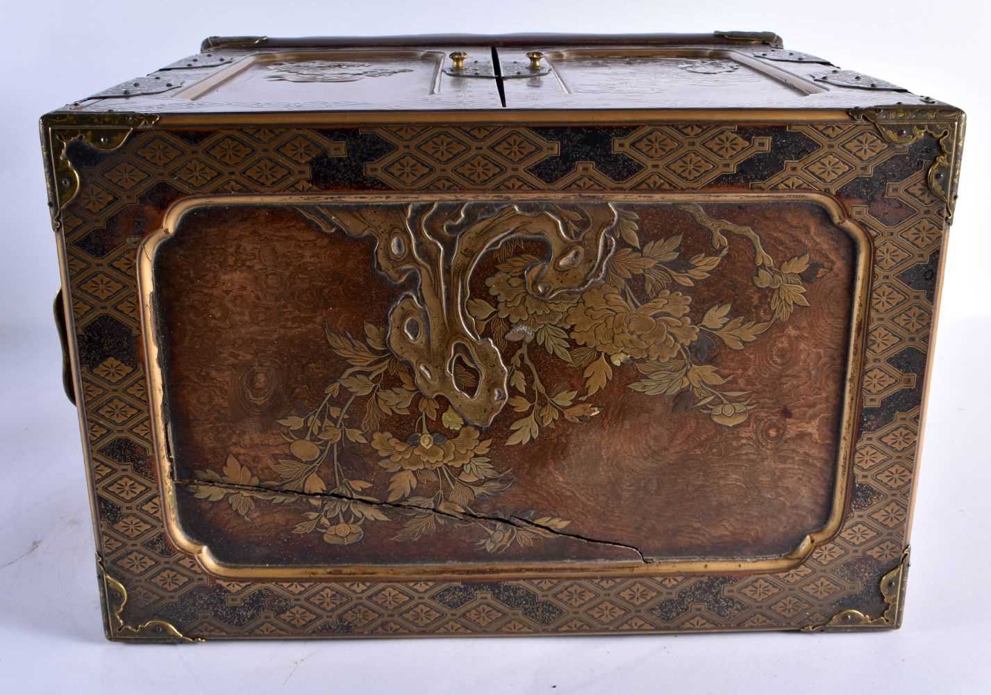 A VERY FINE 18TH/19TH CENTURY JAPANESE EDO PERIOD LACQUERED TABLE CABINET by Tsurushita Chouji, upon - Image 25 of 32