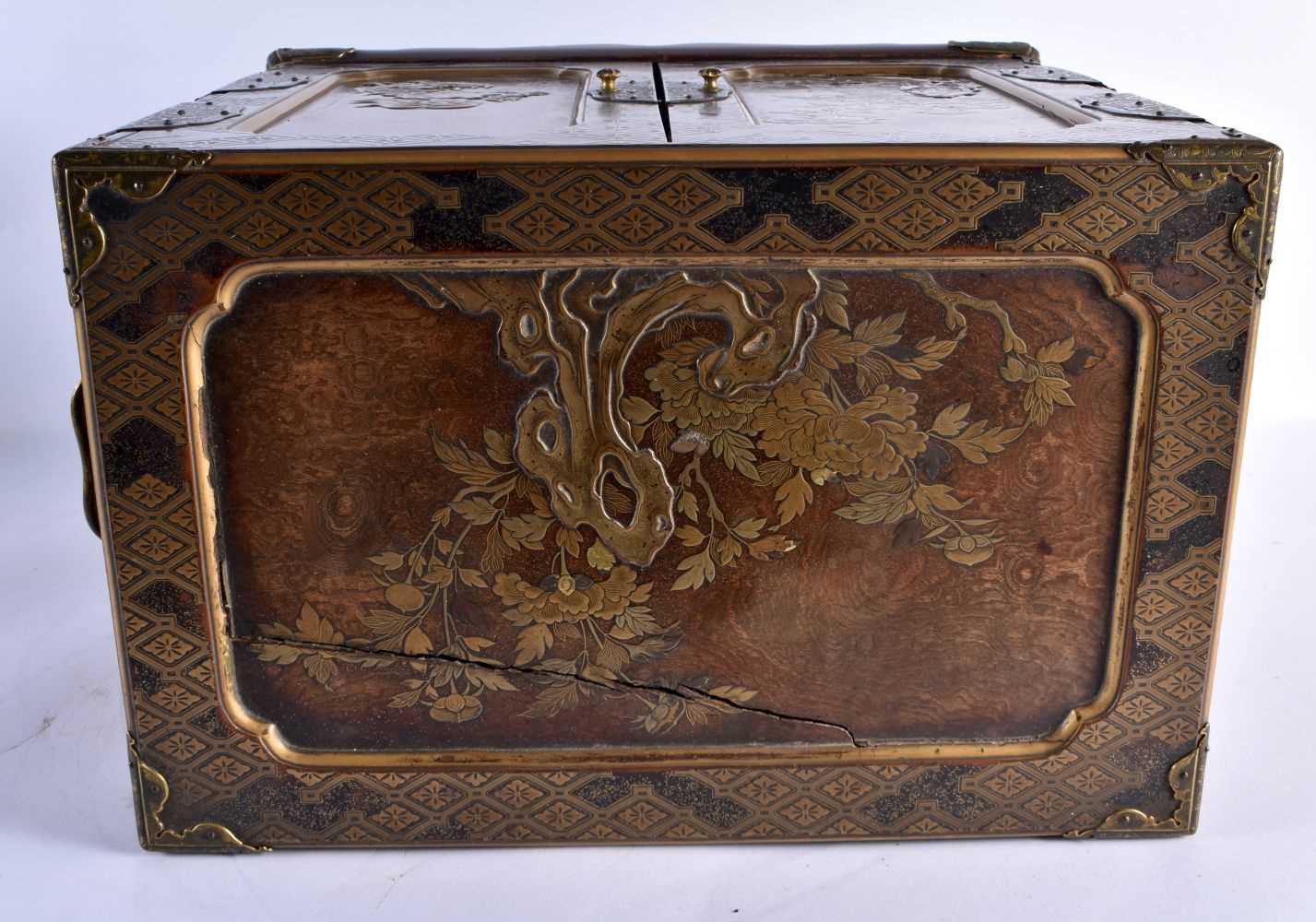 A VERY FINE 18TH/19TH CENTURY JAPANESE EDO PERIOD LACQUERED TABLE CABINET by Tsurushita Chouji, upon - Bild 25 aus 32