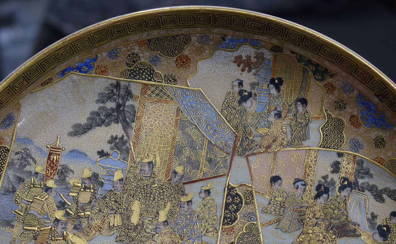 A LARGE PAIR OF 19TH CENTURY JAPANESE MEIJI PERIOD SATSUMA DISHES painted with geisha and other - Image 20 of 27