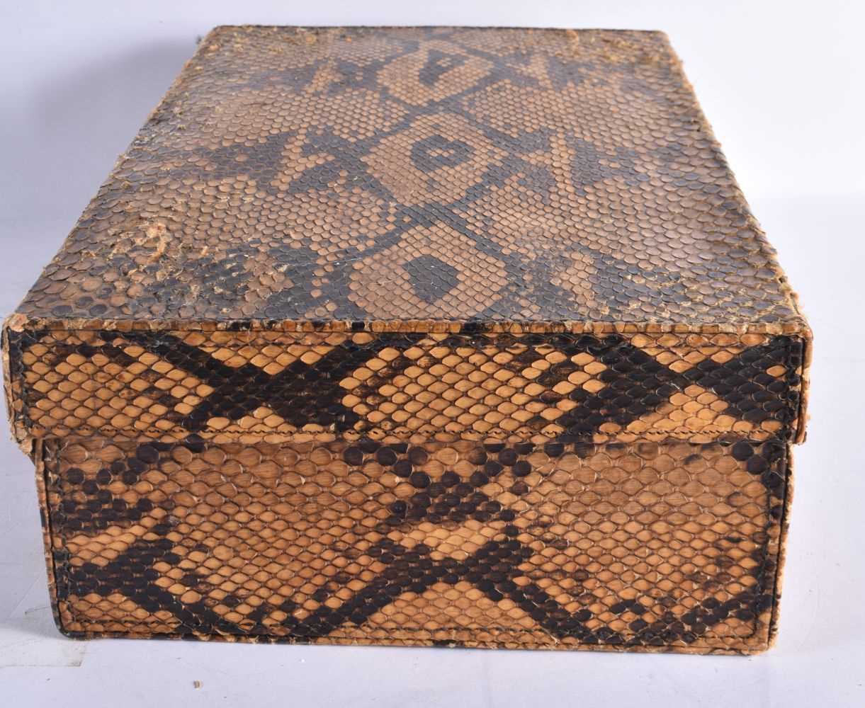 AN ANTIQUE TAXIDERMY WORKED SNAKE SKIN SUITCASE. 44 cm x 30 cm. - Image 4 of 7