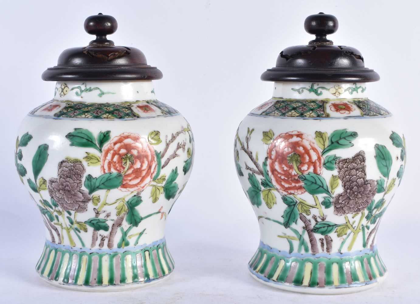A PAIR OF 19TH CENTURY CHINESE FAMILLE VERTE PORCELAIN JARS Kangxi style. 17 cm high.