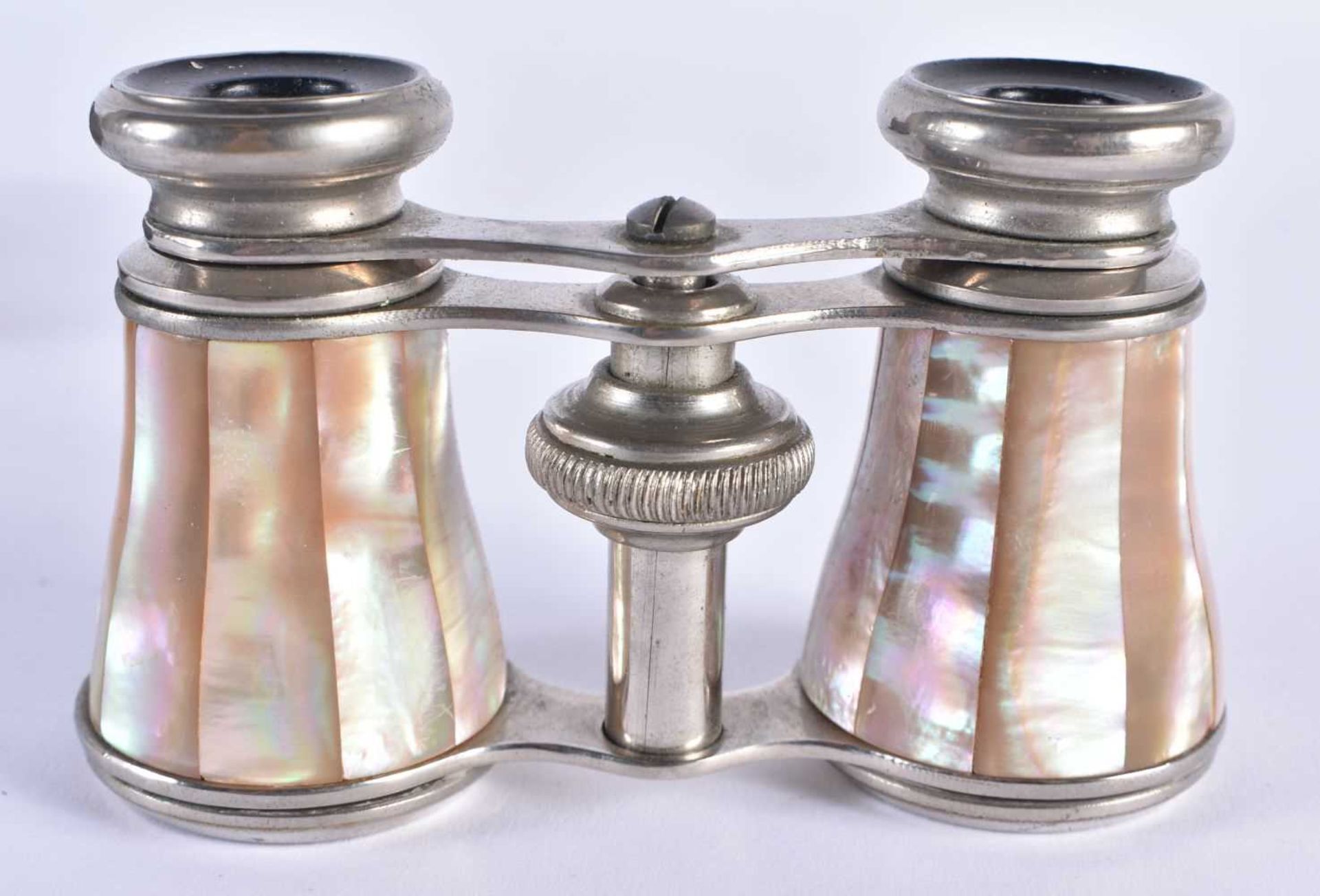 A PAIR OF MOTHER OF PEARL OPERA GLASSES. 9 cm x 8 cm extended. - Image 2 of 4