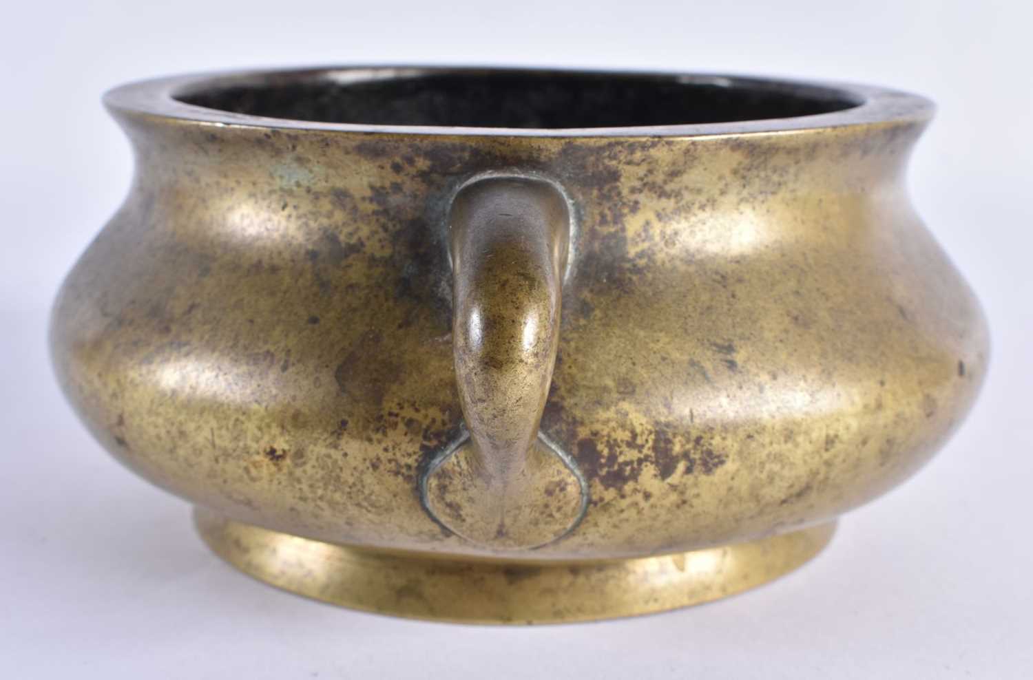 A LATE 18TH CENTURY CHINESE TWIN HANDLED BRONZE CENSER bearing Xuande marks to base. 1847 grams. - Image 5 of 17
