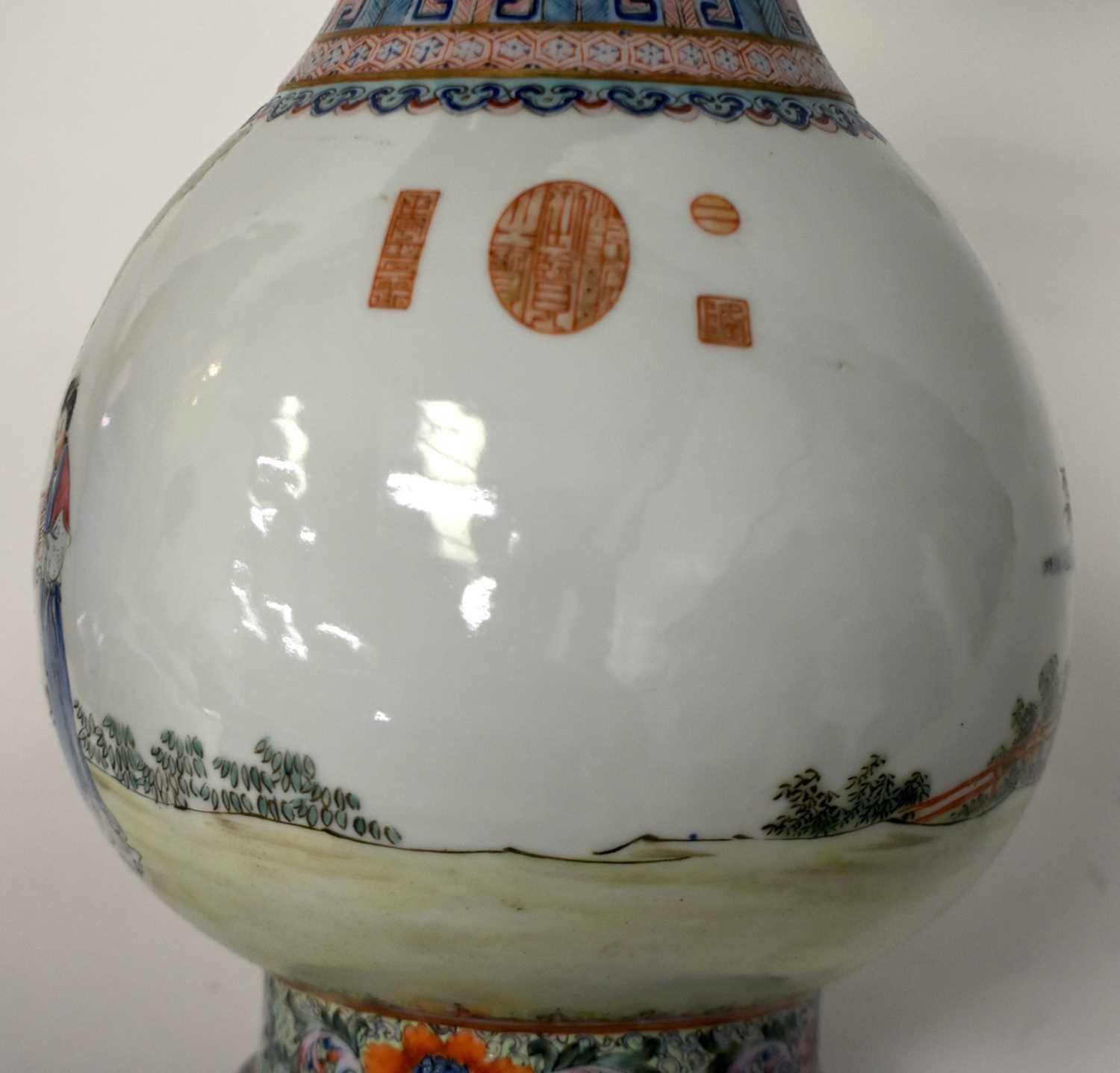 A FINE LARGE EARLY 20TH CENTURY CHINESE FAMILLE ROSE PORCELAIN TWIN HANDLED VASE Late Qing/Republic, - Image 18 of 24