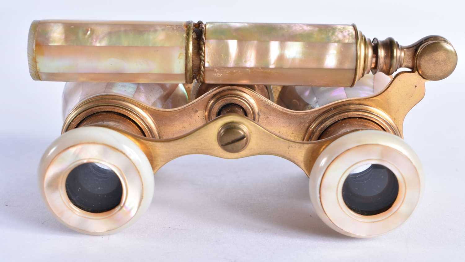 A PAIR OF MOTHER OF PEARL OPERA GLASSES 6 x 20cm extended - Bild 5 aus 5