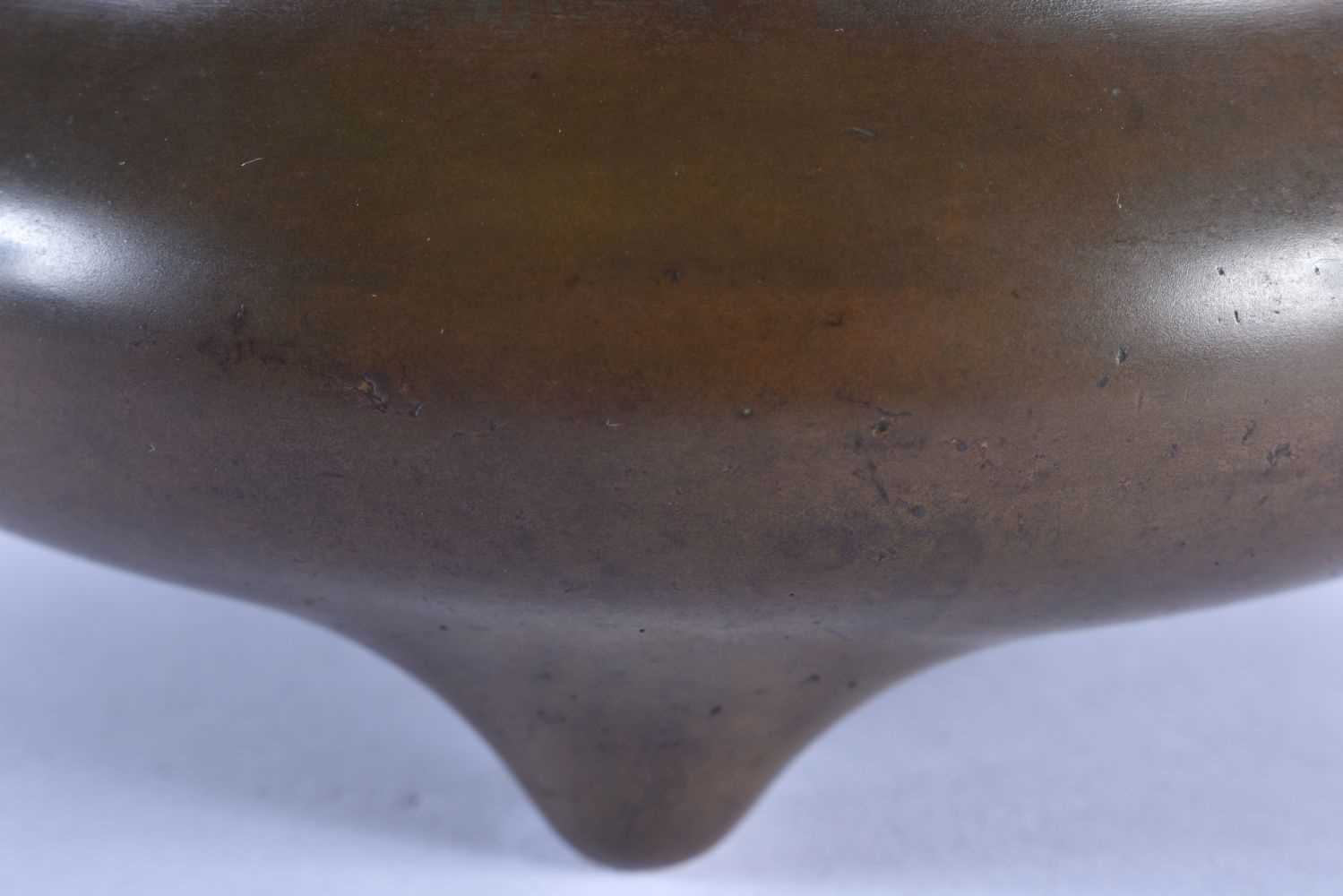 A RARE CHINESE QING DYNASTY TWIN HANDLED BRONZE CENSER bearing unusual studio mark to base. 2378 - Image 2 of 27