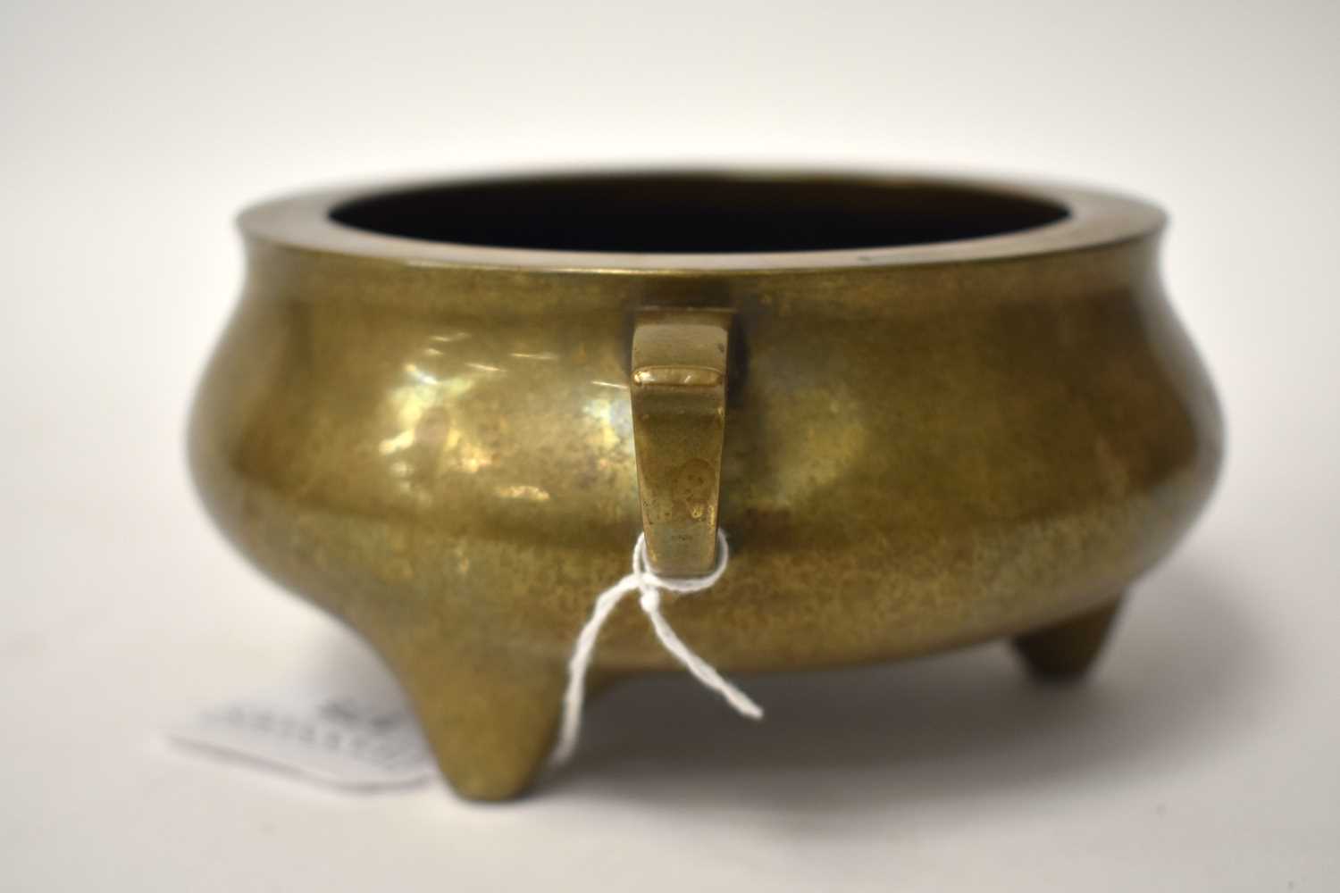 A LOVELY 18TH CENTURY CHINESE TWIN HANDLED BRONZE CENSER bearing Xuande marks to base. 1668 grams. - Image 16 of 18