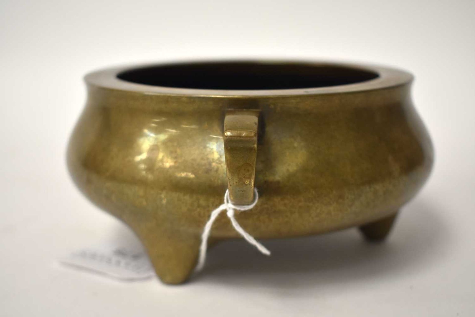 A LOVELY 18TH CENTURY CHINESE TWIN HANDLED BRONZE CENSER bearing Xuande marks to base. 1668 grams. - Image 16 of 18