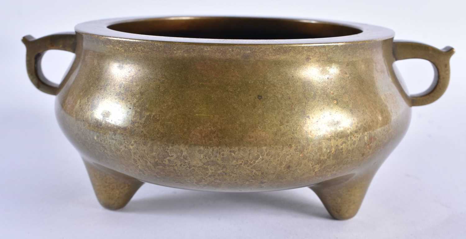 A LOVELY 18TH CENTURY CHINESE TWIN HANDLED BRONZE CENSER bearing Xuande marks to base. 1668 grams. - Image 5 of 18