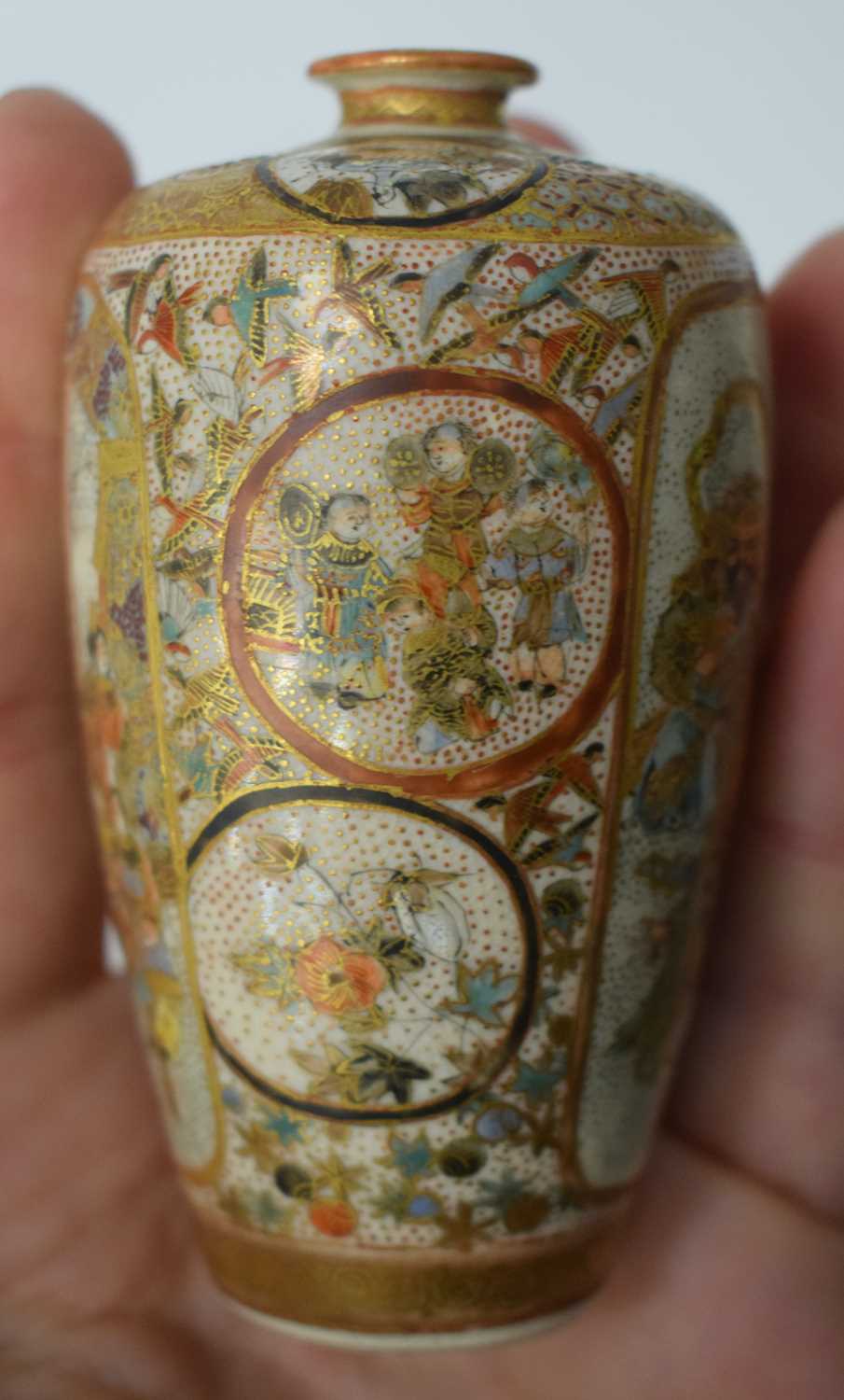 A SMALL 19TH CENTURY JAPANESE MEIJI PERIOD SATSUMA POTTERY VASE painted with figures and birds - Image 13 of 14