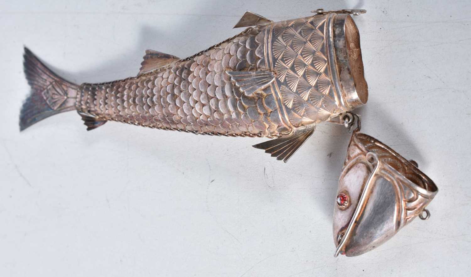 An Antique Silver Gilt Articulated Fish Trinket Box. 16cm x 4.5cm x 1.8cm, weight 51g - Image 2 of 11