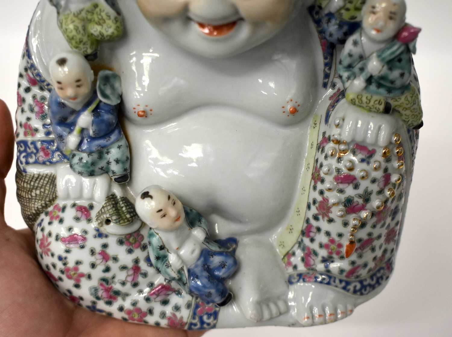 AN EARLY 20TH CENTURY CHINESE FAMILLE ROSE PORCELAIN FIGURE OF A BUDDHA Late Qing/Republic, modelled - Image 14 of 17