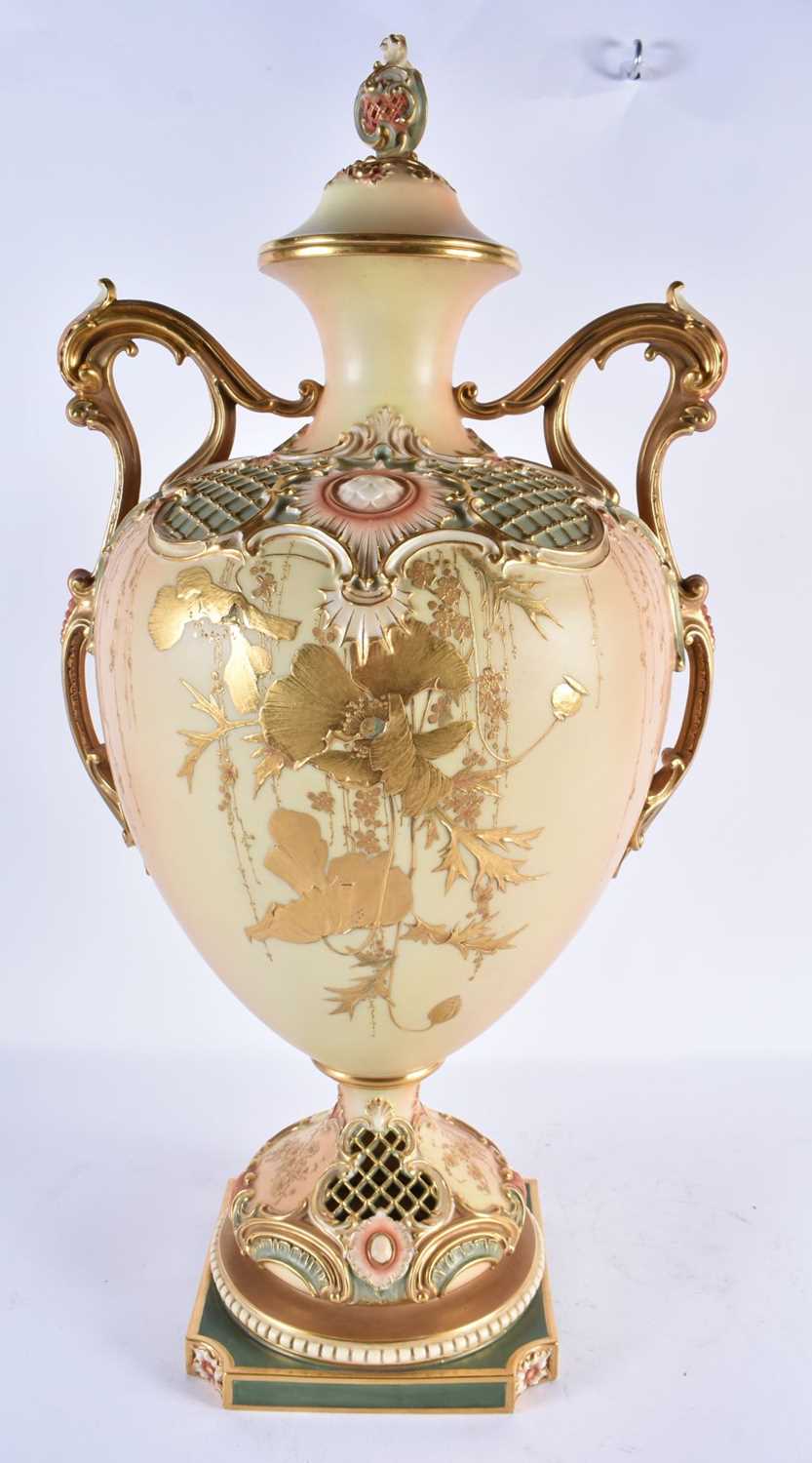 A GOOD LARGE ROYAL WORCESTER TWIN HANDLED RETICULATED BLUSH IVORY VASE AND COVER raised in gilt with - Image 5 of 10