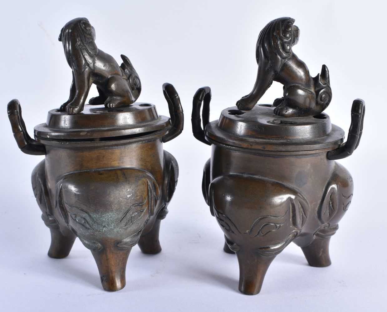 A PAIR OF LATE 19TH/20TH CENTURY JAPANESE MEIJI PERIOD BRONZE CENSERS AND COVERS formed with - Image 4 of 6