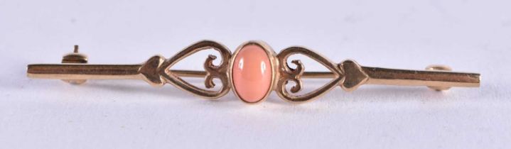 AN EDWARDIAN 9CT GOLD AND CORAL BROOCH. 2.7 grams. 5.5 cm wide.