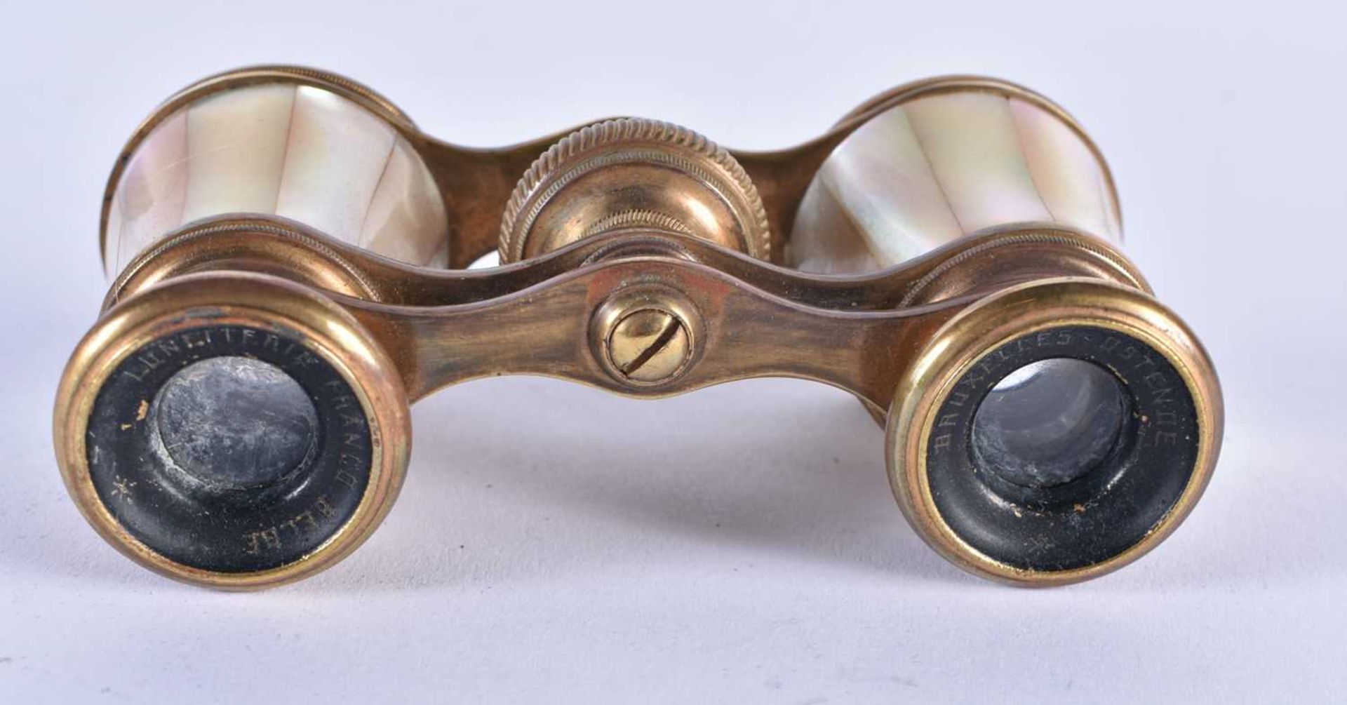 A PAIR OF MOTHER OF PEARL OPERA GLASSES. 9 cm x 8 cm extended. - Image 3 of 4