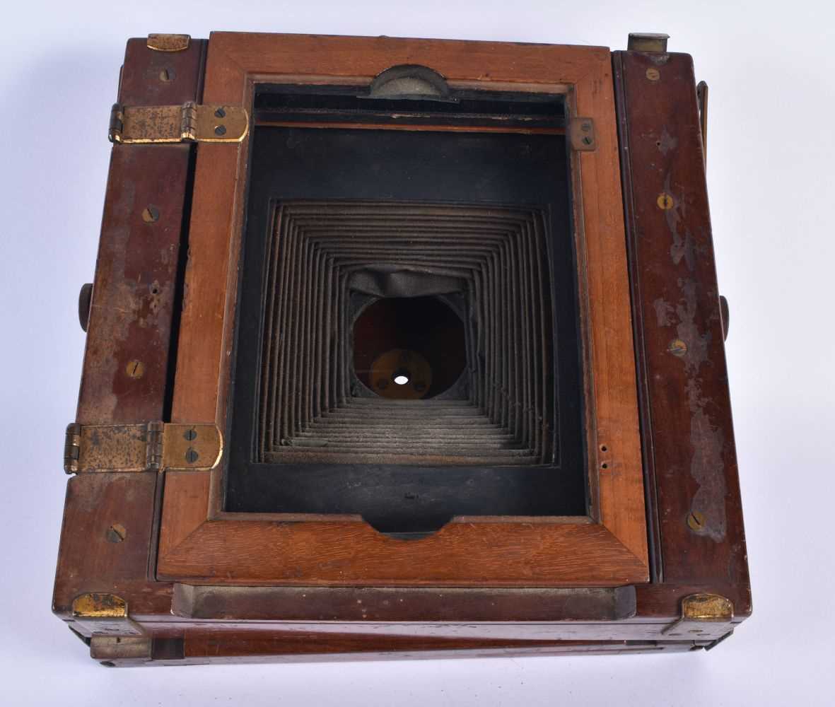 Brown Box Reflex ANTIQUE CAMERA - Body only. 21 cm square. - Image 3 of 3