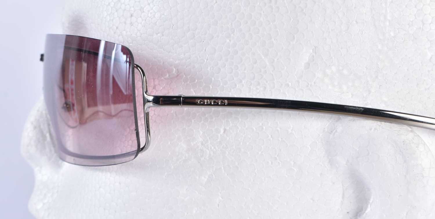 A PAIR OF GUCCI SUNGLASSES. 15 cm wide. - Image 4 of 5