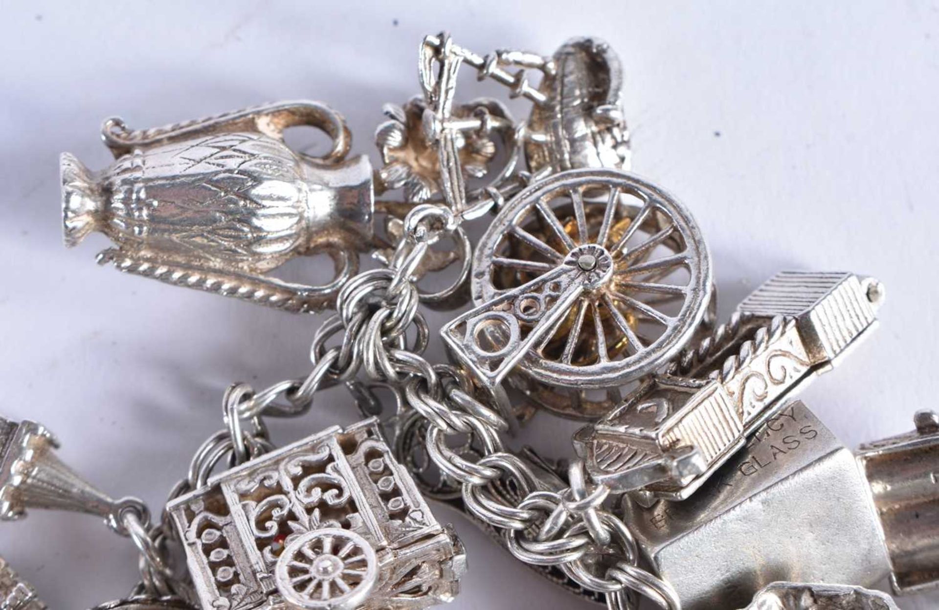 Silver charm bracelet including souvenir charms. 93.6 grams. 20 cm long. - Image 3 of 7