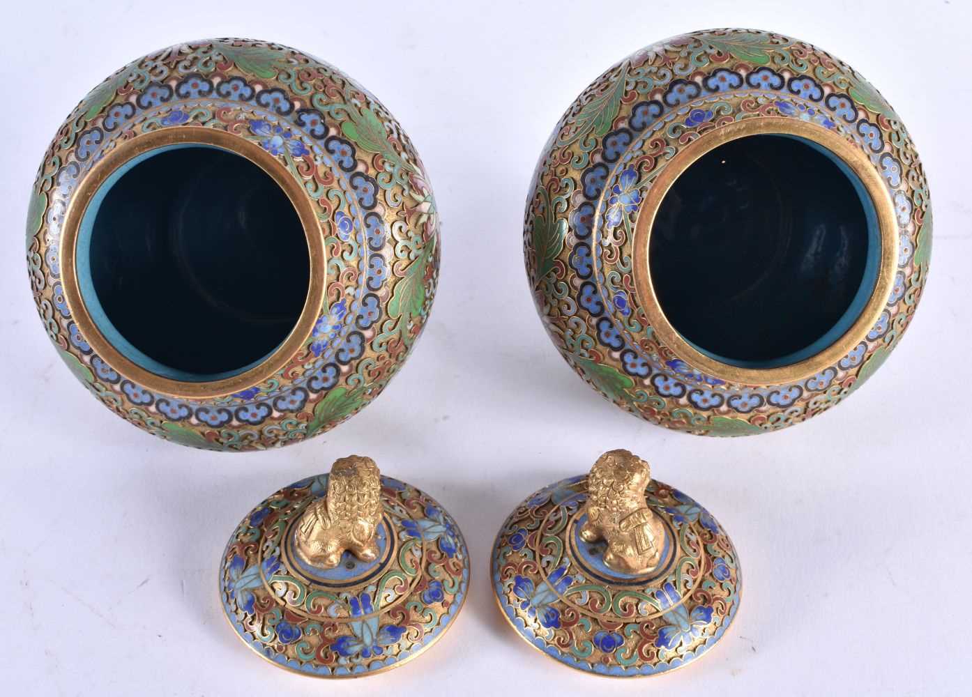 A BOXED PAIR OF EARLY 20TH CENTURY CHINESE CLOISONNE ENAMEL JARS AND COVERS Late Qing/Republic. 14 - Image 5 of 6