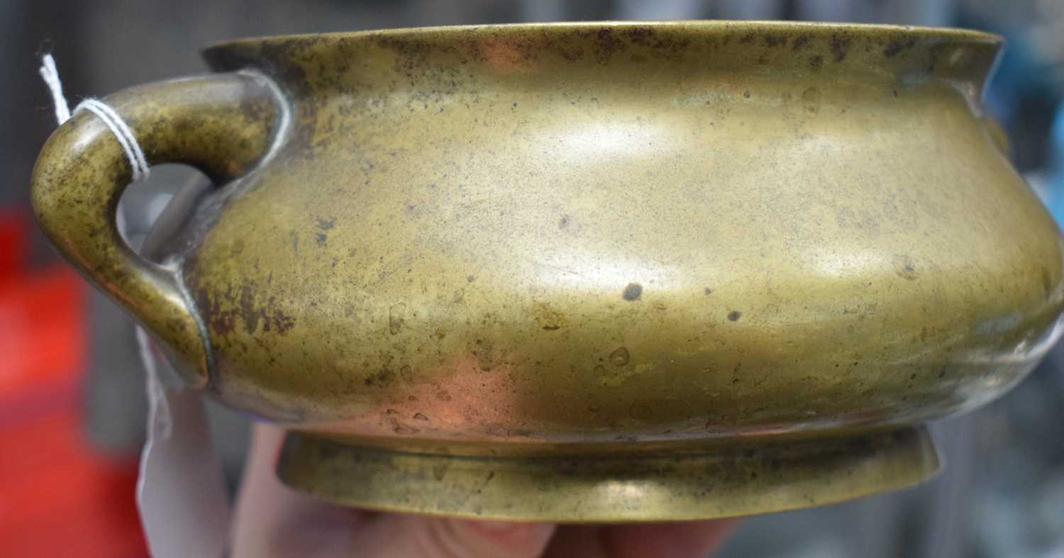 A LATE 18TH CENTURY CHINESE TWIN HANDLED BRONZE CENSER bearing Xuande marks to base. 1847 grams. - Image 8 of 17