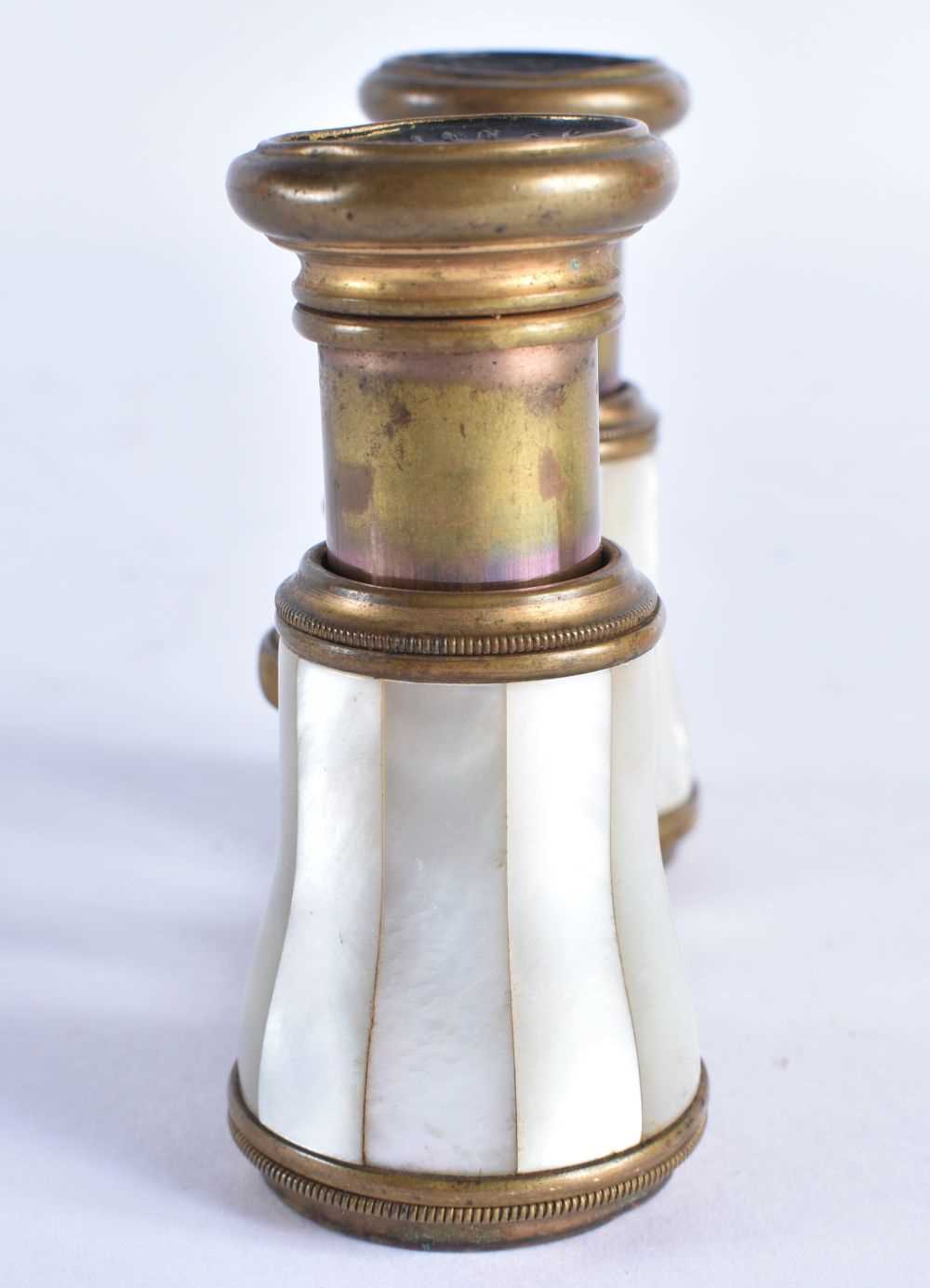 A PAIR OF MOTHER OF PEARL OPERA GLASSES. 11 cm x 9 cm extended. - Bild 2 aus 5