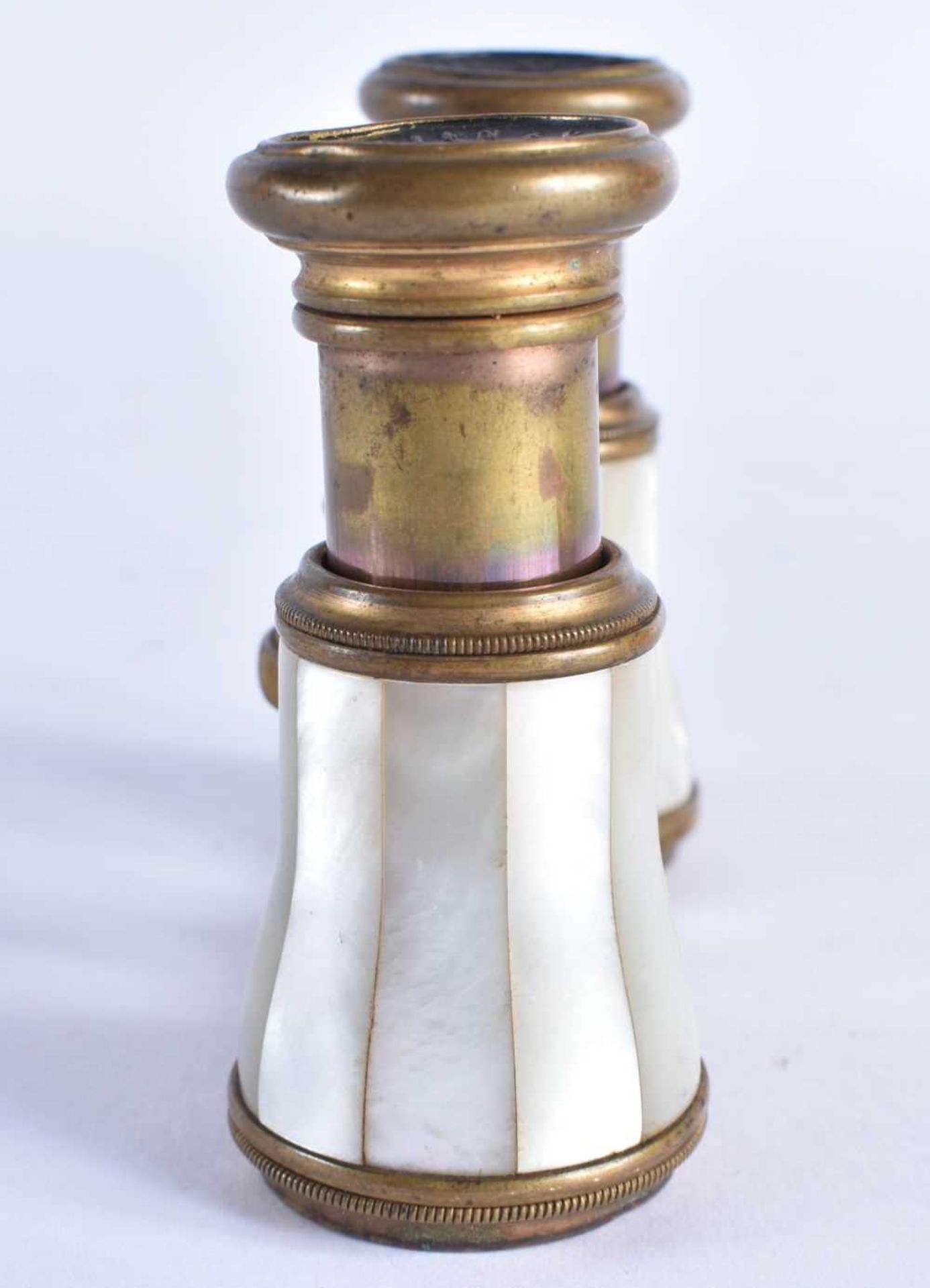 A PAIR OF MOTHER OF PEARL OPERA GLASSES. 11 cm x 9 cm extended. - Image 2 of 5