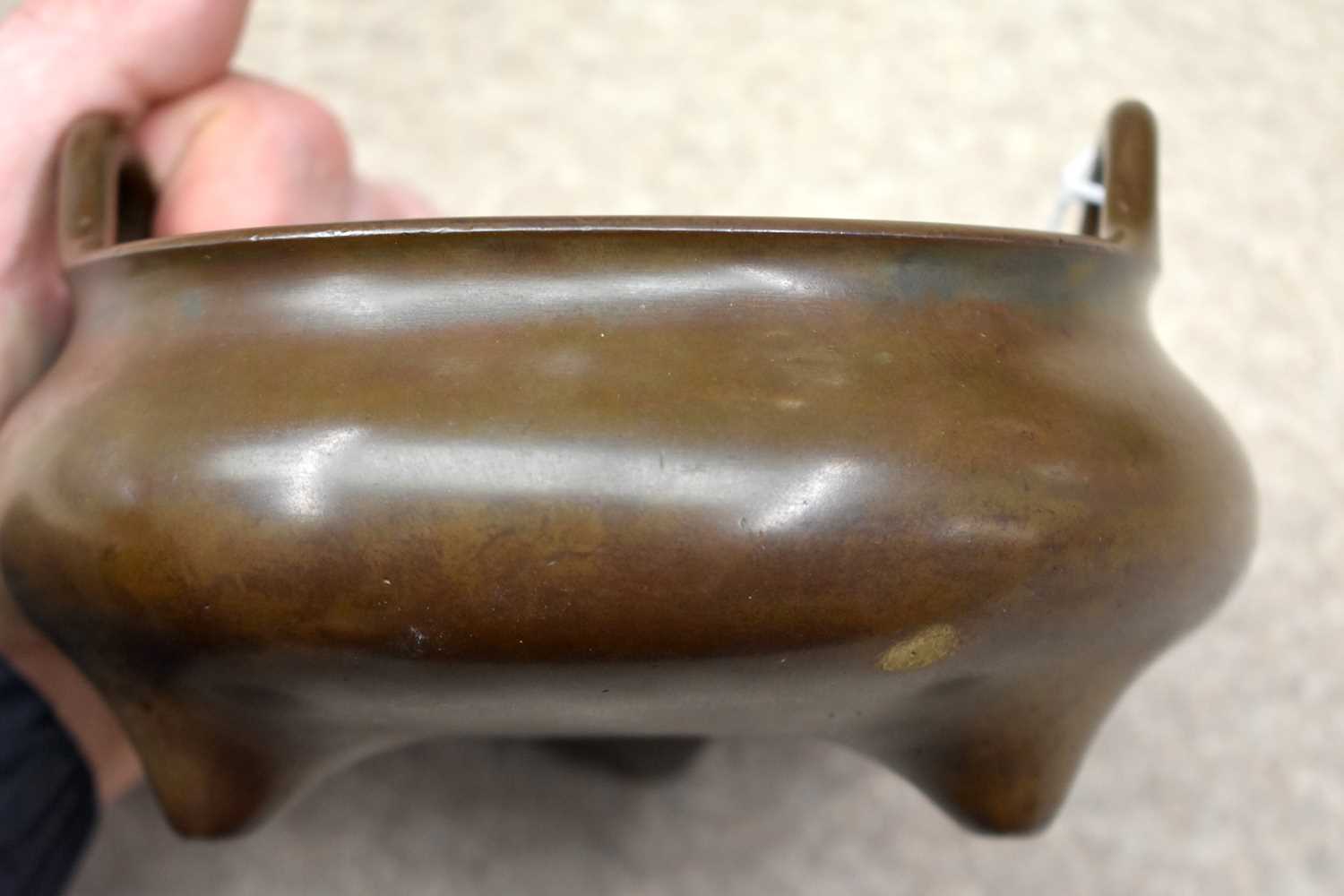 A RARE CHINESE QING DYNASTY TWIN HANDLED BRONZE CENSER bearing unusual studio mark to base. 2378 - Image 18 of 27