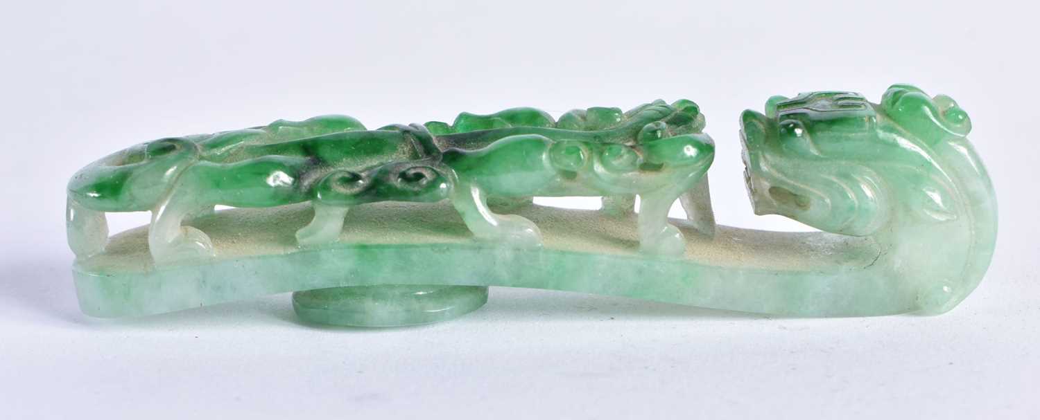 A FINE 19TH CENTURY CHINESE CARVED JADEITE BELT HOOK Qing. 10 cm long. - Image 6 of 28